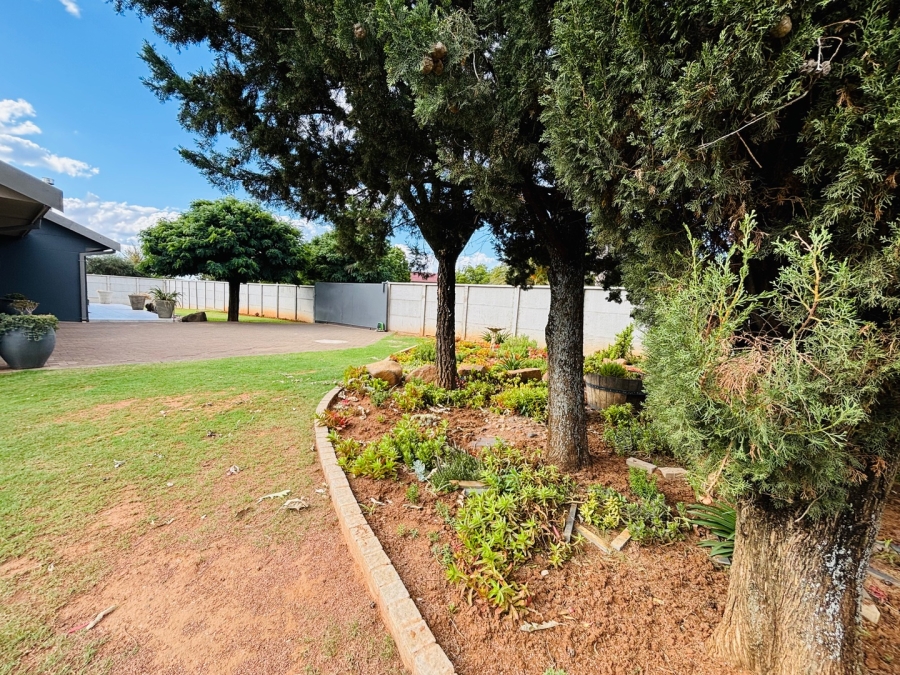 5 Bedroom Property for Sale in Langenhovenpark Free State